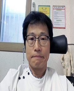 Na Hyun-kyun (Médico Oriental, Diretor da Gimje Living Cooperative Association)
