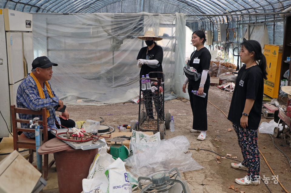 충남 논산시 연무읍 고내리에서 딸기농사를 짓는 김종록(63)씨가 농활 온 한국외대 학생들과 휴식 시간에 담소를 나누고 있다. 한승호 기자