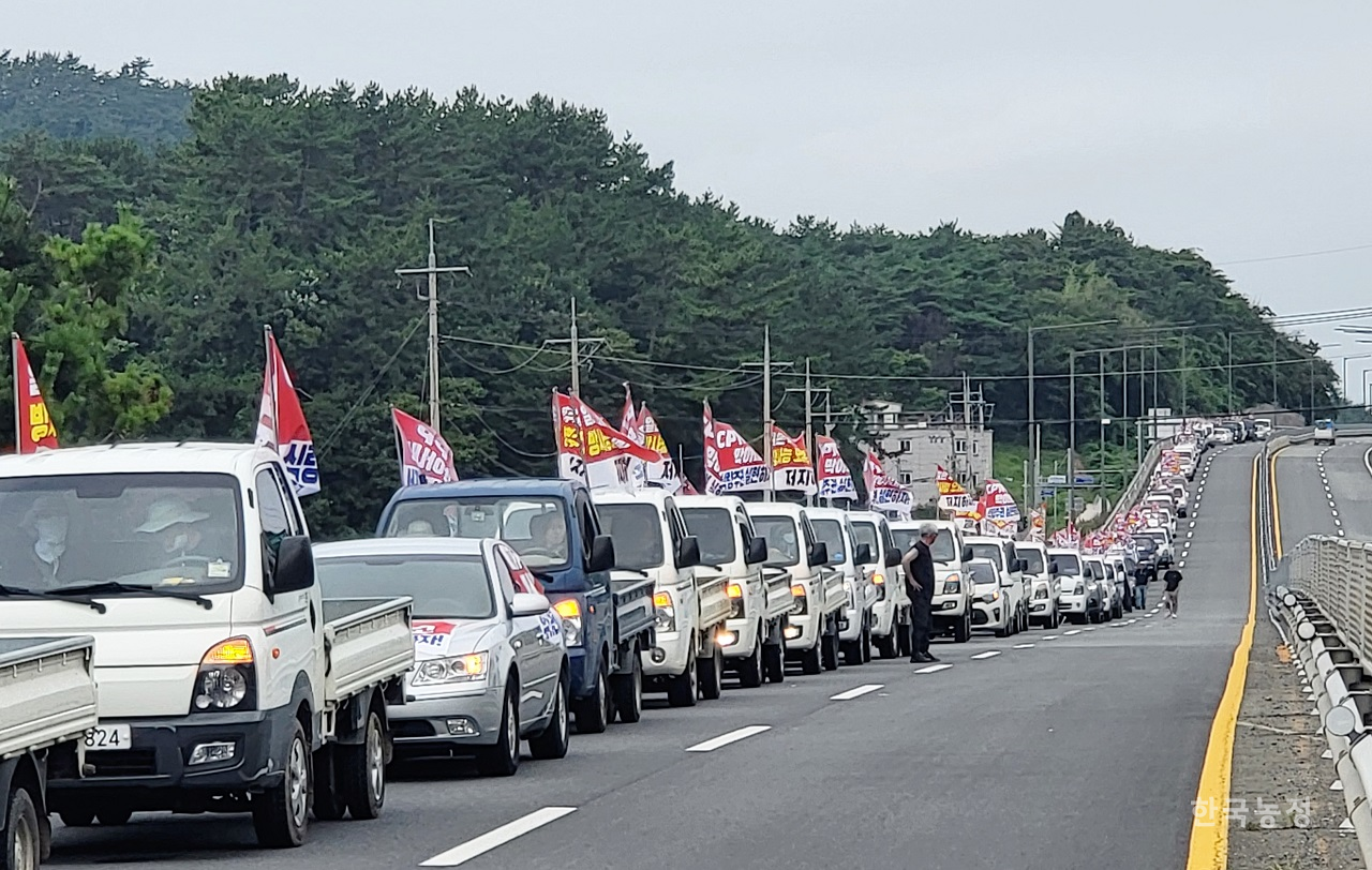 지난 23일 ‘CPTPP 저지! 후쿠시마 오염수 방류 반대! 경남도민대회’에 참가한 농민들이 110여대의 트럭을 몰며 통영으로 향하는 도로 위에서 차량시위를 벌이고 있다.