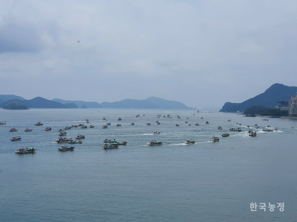 지난 23일 ‘CPTPP 저지! 후쿠시마 오염수 방류 반대! 경남도민대회’에 참가한 어민들이 통영 앞바다에서 120여척의 선박을 몰며 해상시위를 벌이고 있다.