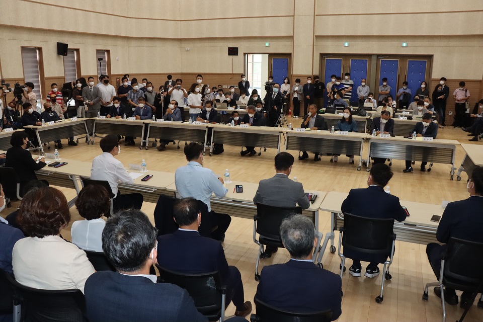 지난 15일 김제시농업인교육문화지원센터에서 이재명 대표와 최고위원들이 참석한 가운데  '쌀값 정상화를 위한 전북농업단체 간담회'가 열리고 있다. 이원택 의원실 제공