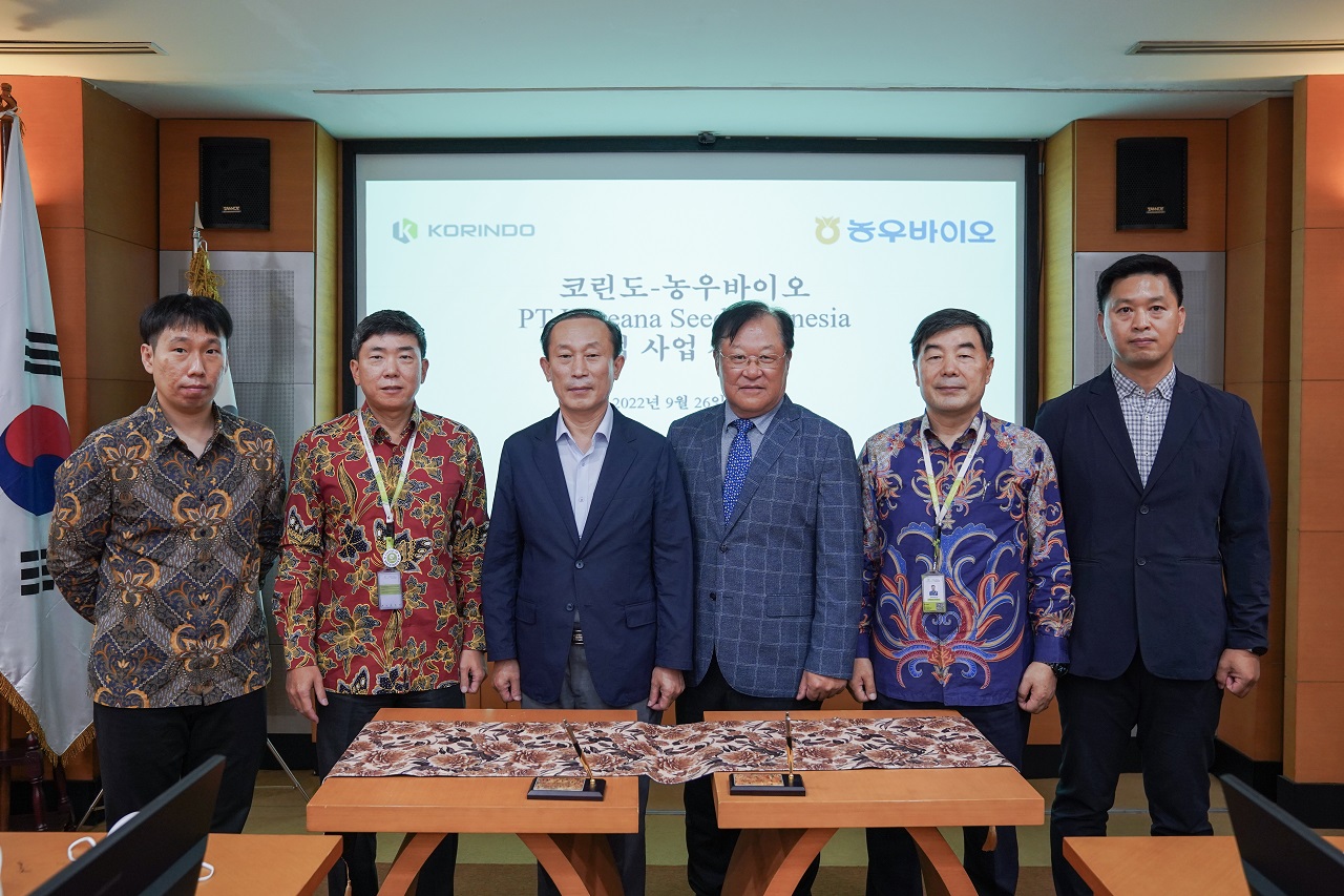 농우바이오 인도네시아 법인과 코린도 그룹이 지난 26일 농산물 스마트팜 사업 확대 및 고품질 종자 개발 보급 기여를 위한 투자 협약을 체결했다. 농우바이오 제공
