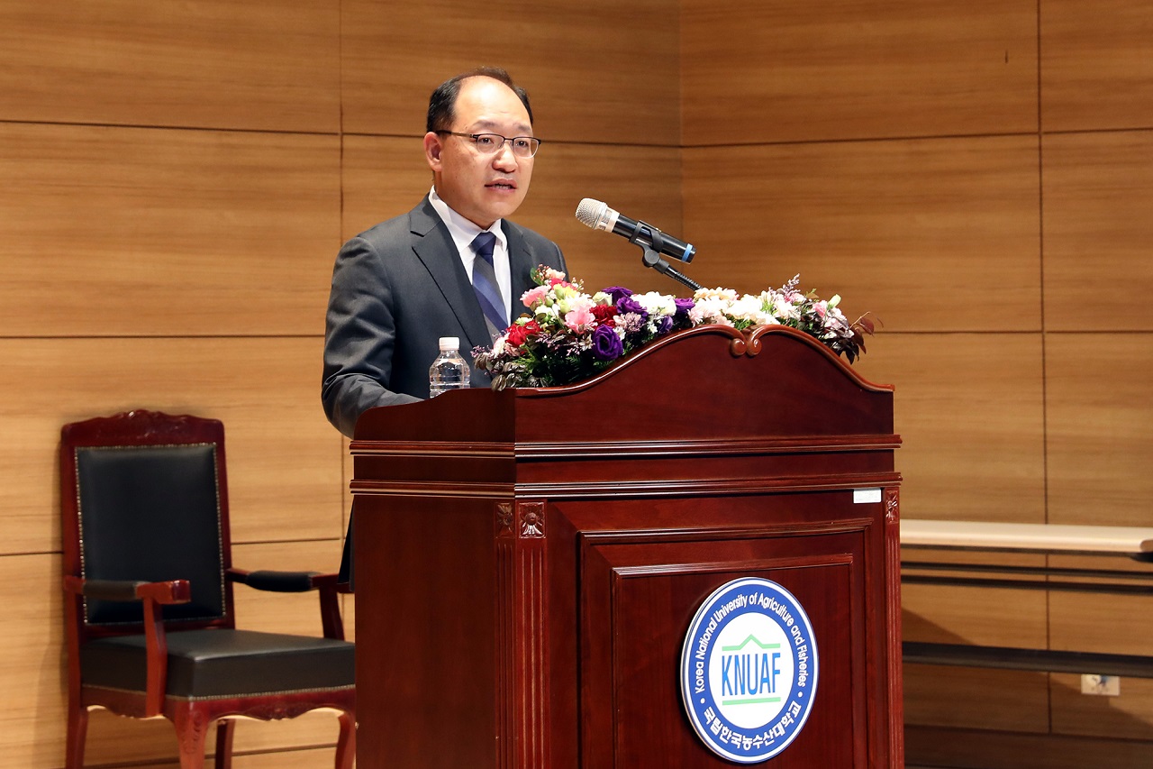정현출 한국농수산대학교 신임 총장이 지난 18일 취임식을 갖고 업무를 시작했다.