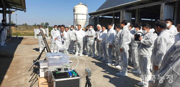 지난 18일 경기도 안성시 농협사료 안성목장에서 가축분을 활용한 바이오차의 생산시연회가 진행되고 있다.농림축산식품부 제공