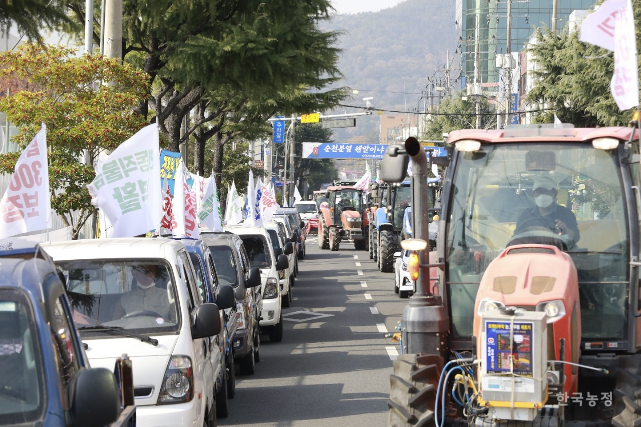 시청 앞에서 대회를 마친 농민들은 트랙터와 트럭을 동원해 소병철 국회의원 지역사무실까지 시가행진을 진행했다.