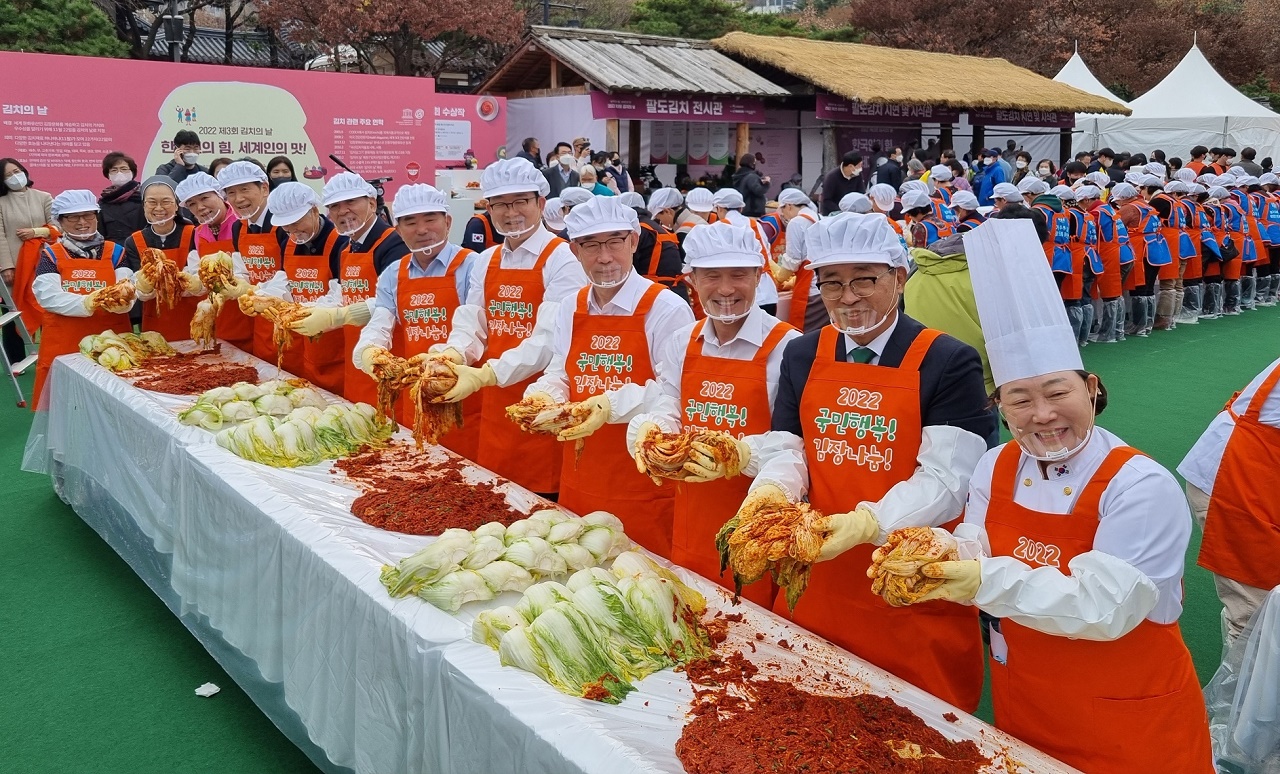 농협이 지난 22일 김치의 날을 맞아 서울 남산골 한옥마을에서 김장담그기 및 김치나눔 행사를 진행했다. 농협중앙회 제공