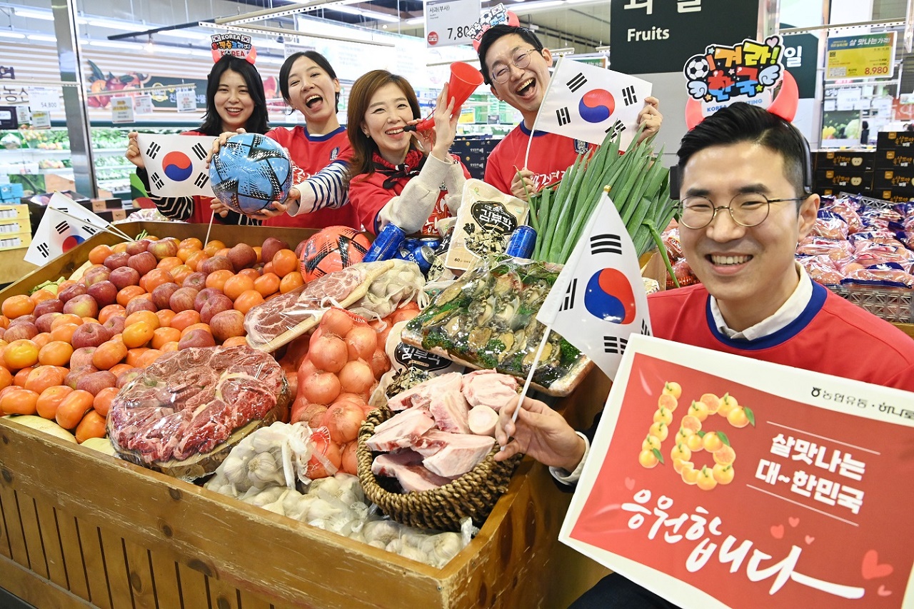 하나로마트에서 이달 24일부터 2주 동안 보양식·응원간식 16종을 할인판매한다. 농협유통 제공