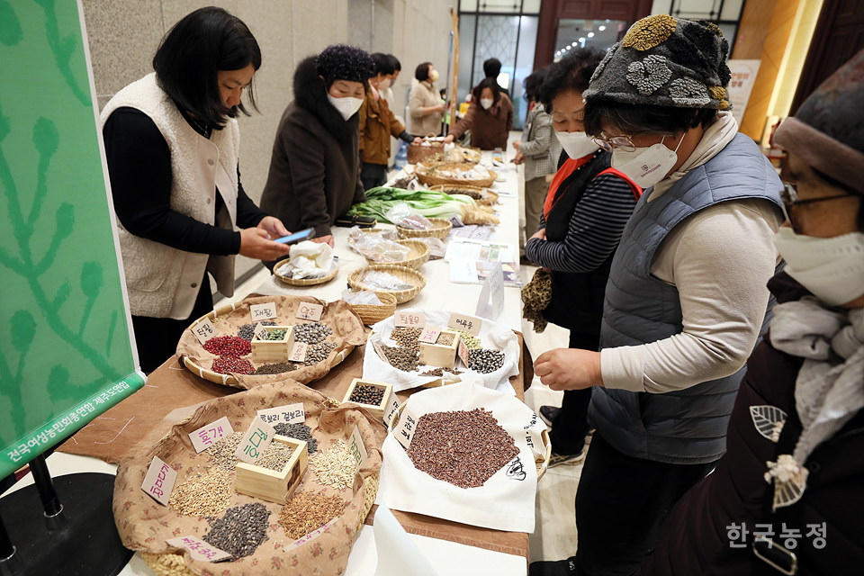 30일 오후 서울 송파구 가락몰에서 열린 ‘2022 토종이 있는 추수한마당’에서 각 지역에서 올라온 여성농민들이 토종농산물로 만든 음식을 판매하고 있다. 한승호 기자