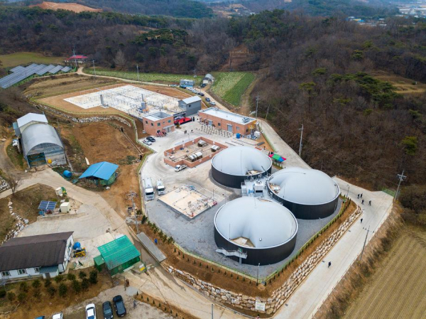충남 홍성군과 성우농장·원천마을이 건립한 바이오가스발전소 ‘원천에너지전환센터’의 준공 당시 전경. 국비 90억원을 포함해 총 110억원의 비용이 투입됐다. 홍성군 제공