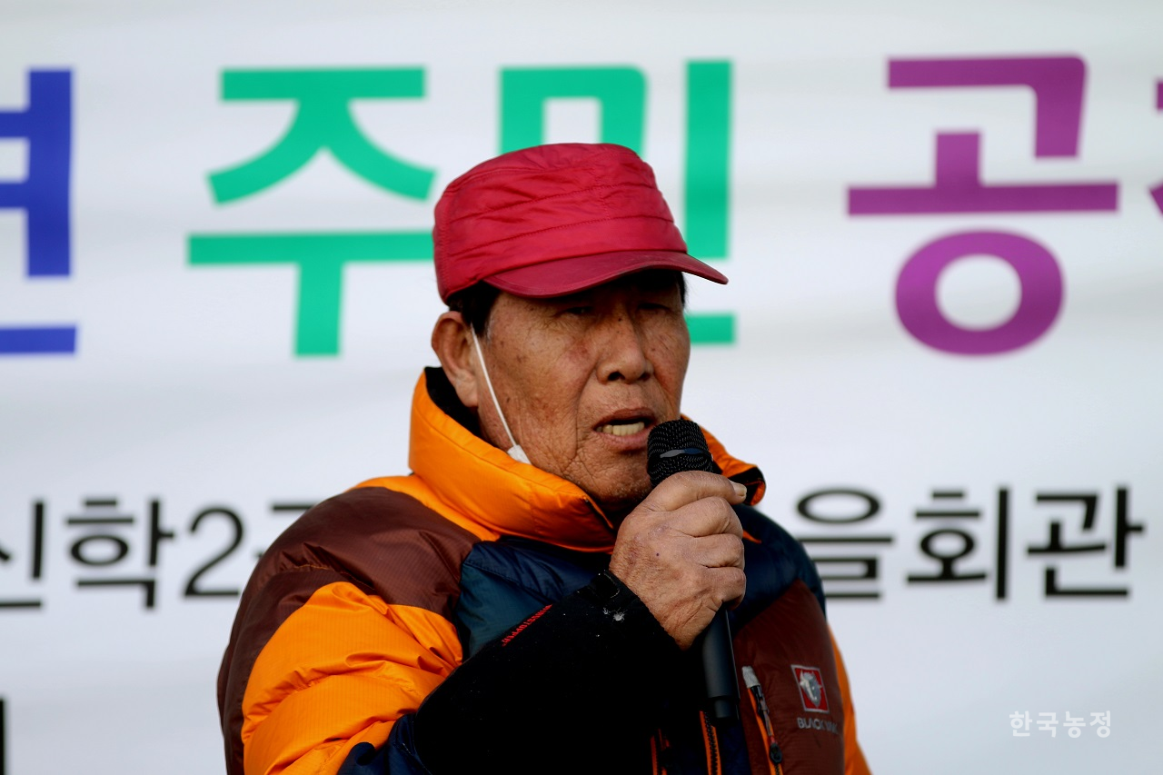 공청회에 참석한 한 신학리 주민이 변전소 건설의 부당함을 호소하고 있다.