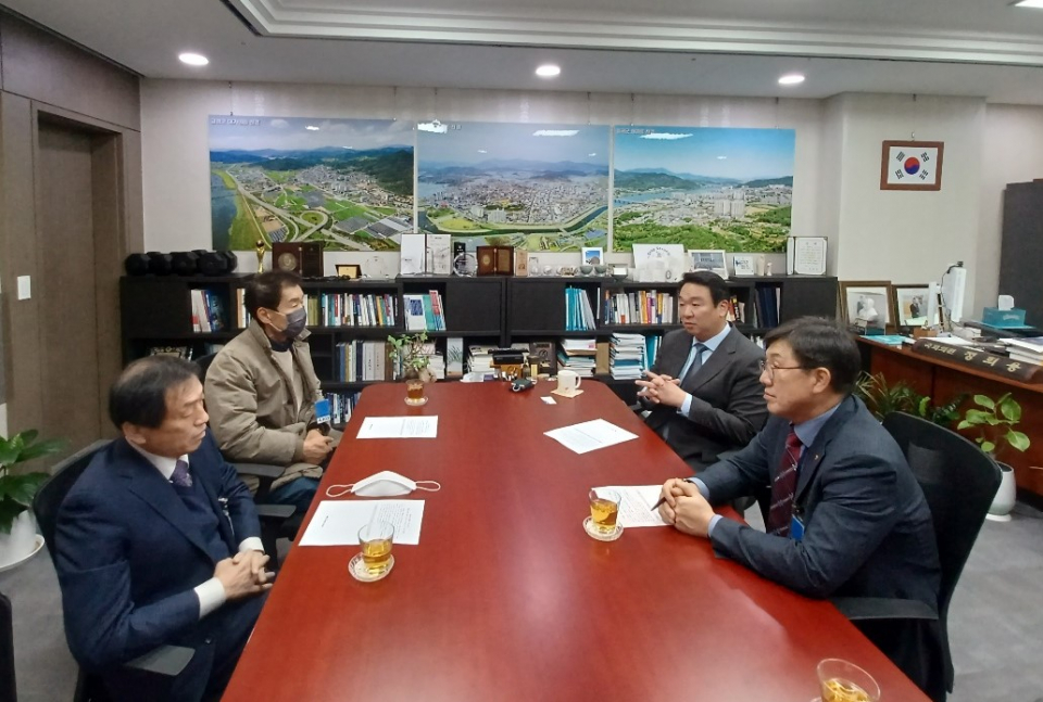 (사)한국화훼자조금협의회가 지난 11일 국회 의원회관에서 ‘면세유 문제 및 농사용 전기요금 인상’ 관련 간담회를 열었다. (사)한국화훼자조금협의회 제공