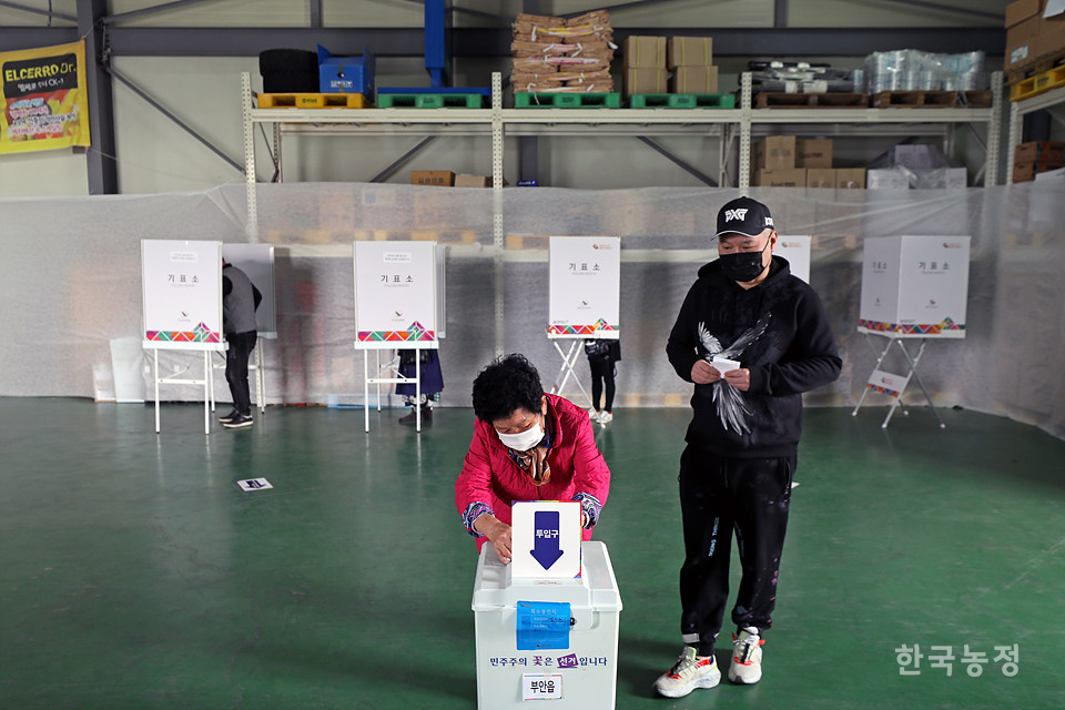 제3회 전국 동시조합장선거가 실시된 지난 8일 전북 부안군 부안읍에 마련된 투표소에서 조합원들이 소중한 한 표를 행사하고 있다. 한승호 기자