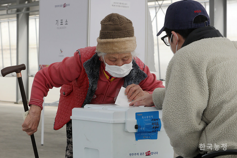 제3회 전국 동시조합장선거가 실시된 지난 8일 전북 부안군 주산육묘장에 마련된 투표소에서 한 조합원이 투표를 하고 있다. 한승호 기자