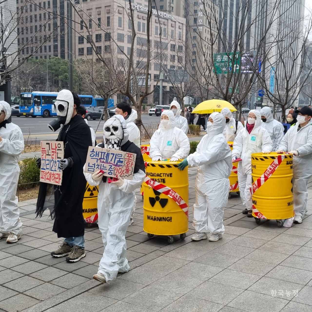 지난 9일 후쿠시마 핵사고 12년 탈핵행진 준비위원회 주최로 서울 도심에서 열린 탈핵행진에 참가한 시민들. 구희현 친환경학교급식경기도운동본부 상임대표 제공