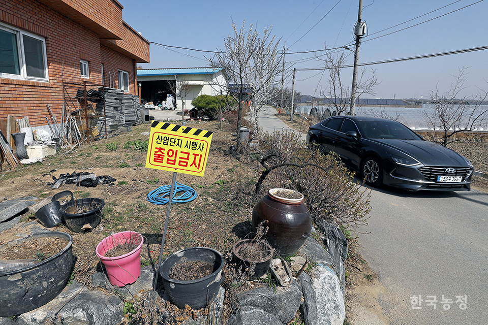 충북 진천군 이월면 사당마을 주택마다 산업단지 시행사의 출입 금지를 알리는 푯말에 세워져 있다. 한승호 기자