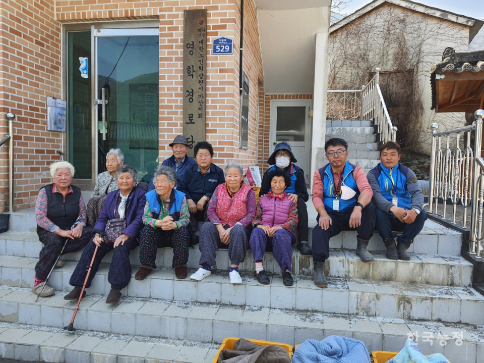 지난 20일 경남 창원시 진북면 학동마을회관에 이불 빨래를 맡기러 나온 주민들.