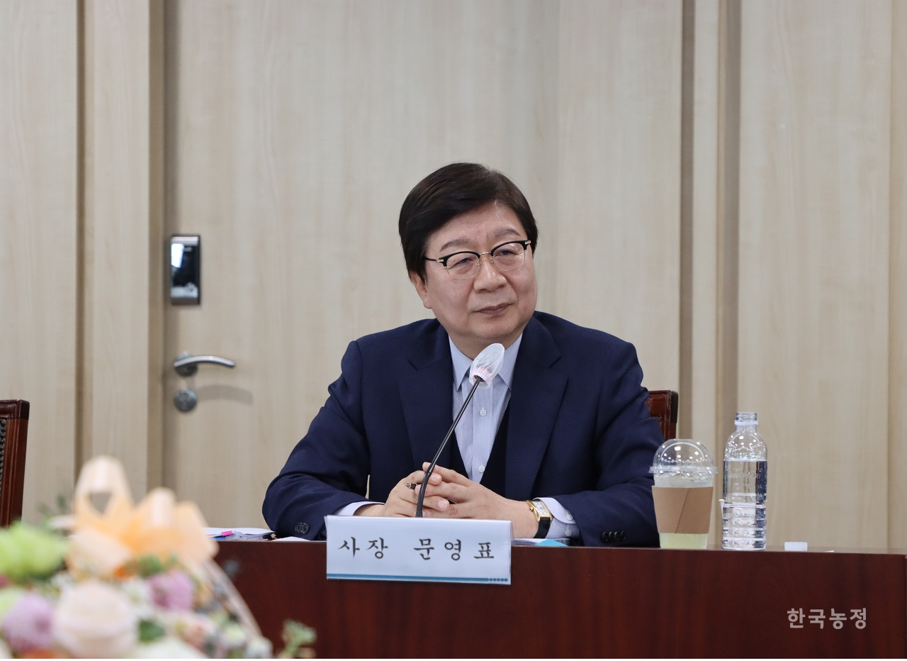 지난달 31일 개최된 출입기자단 간담회에서 문영표 서울시농수산식품공사 사장이 기자단 질의에 집중하고 있다.