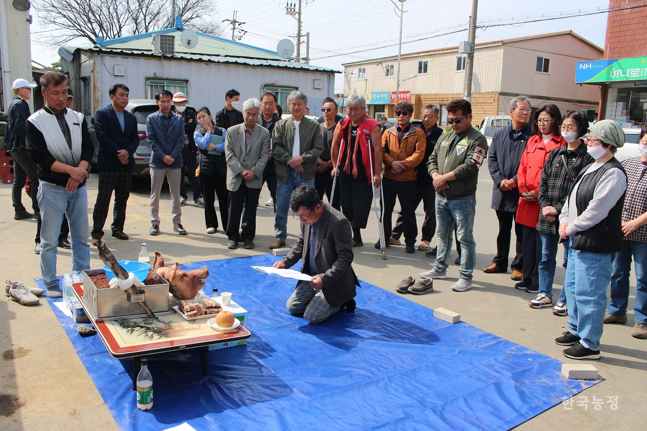 안성농민회·안성가농 회원들이 지난 3일 영농발대식에서 풍년기원 고사를 지내고 있다.