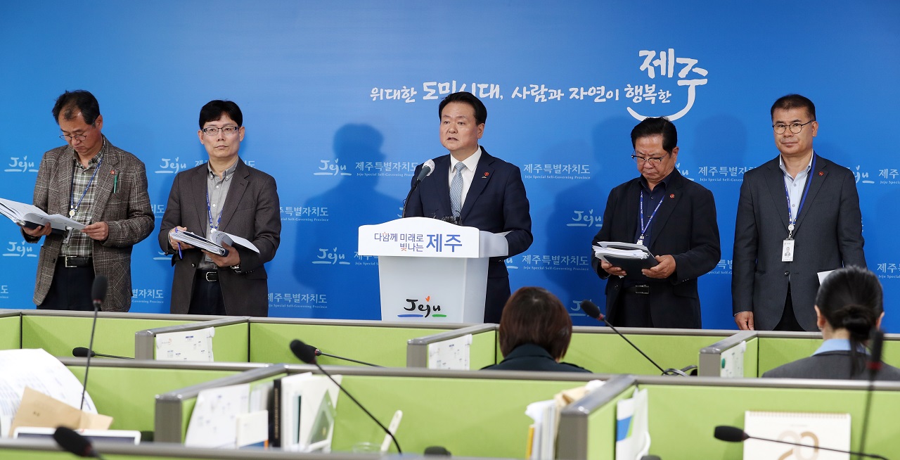 김희현 부지사(가운데)가 17일 정례브리핑에서 올해 1차산업 지원 계획을 정리해 발표하고 있다. 제주특별자치도 제공