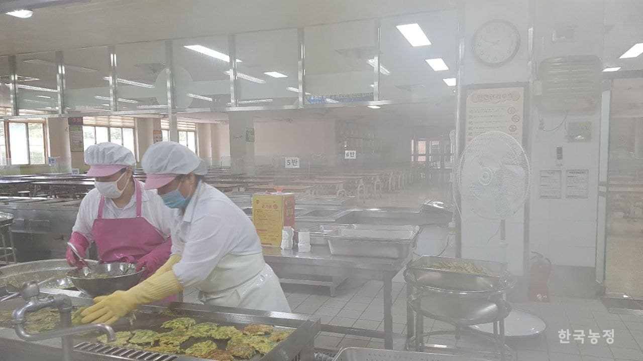 한 학교 급식실에서 조리사들이 튀김을 조리하고 있다. 급식실이 튀김 조리 과정에서 발생하는 매연(발암물질 ‘조리흄’ 포함)으로 자욱하다. 전국교육공무직본부 제공