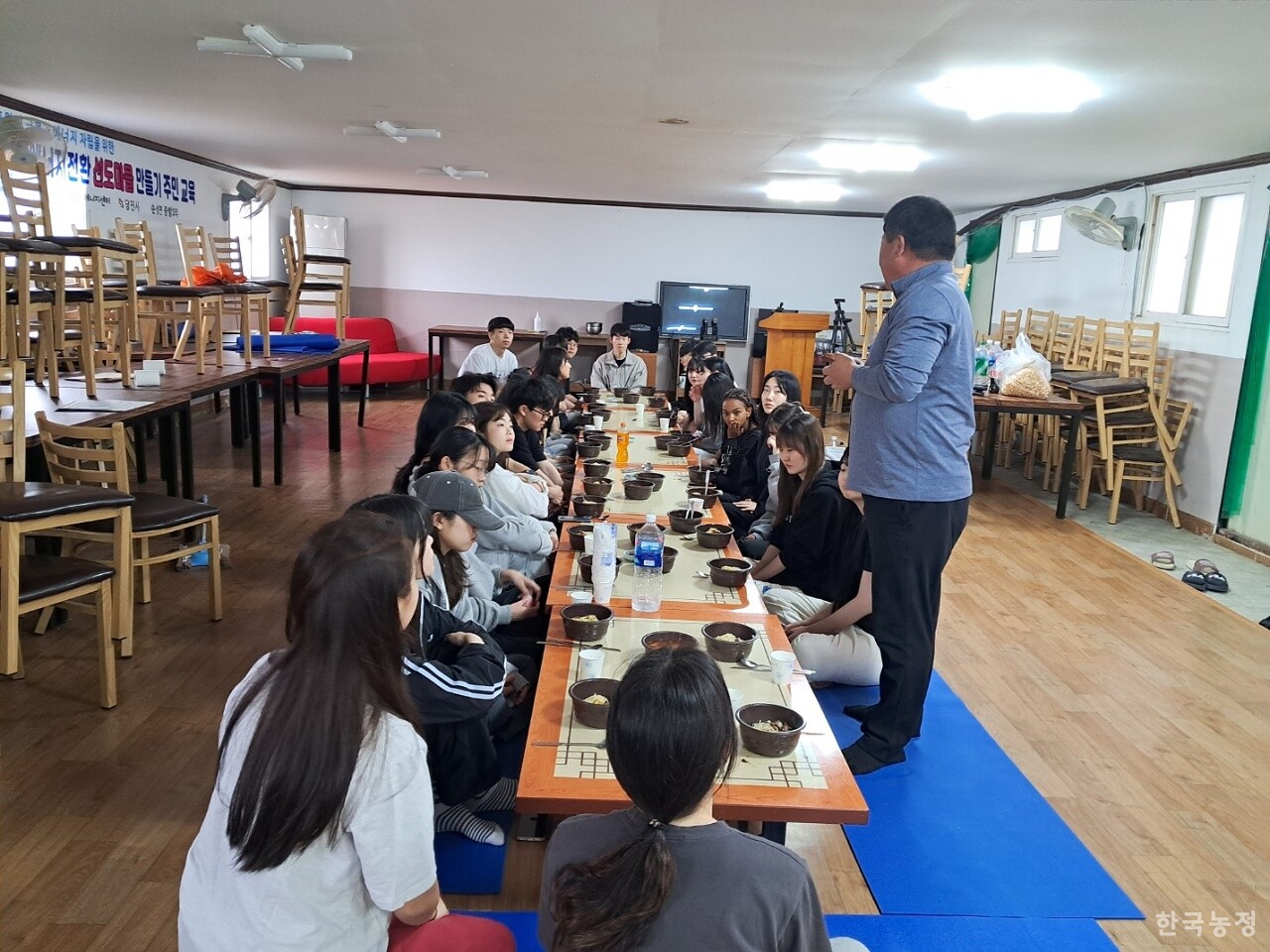 이종섭 당진시농민회장(서 있는 이)이 중앙대학교 사회과학대 농활대 학생들과 식사 전 담소를 나누고 있다.