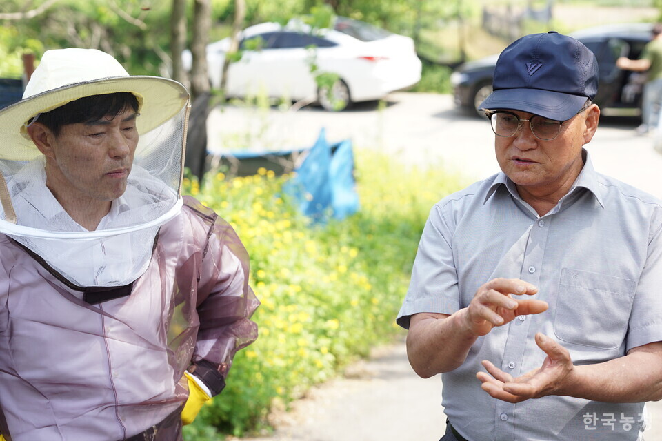 이상재 국립농업과학원 농업생물부 부장(왼쪽)과 윤화현 한국양봉협회 회장이 올해 산업 전망에 대해 이야기하고 있다.