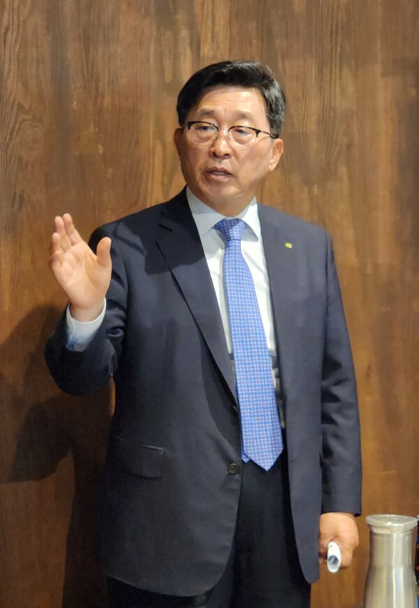 김춘진 한국농수산식품공사(aT) 사장이 지난 17일 농림축산식품부 출입 기자단과의 간담회 자리에서 주요사업에 대해 설명하고 있다.