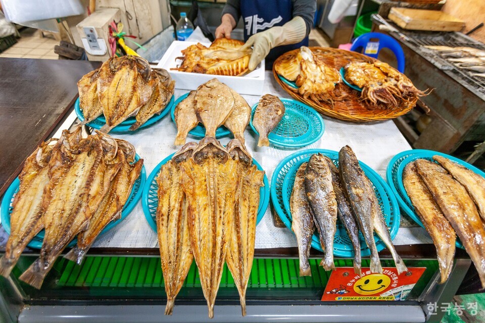 고흥장 한 생선가게의 매대.