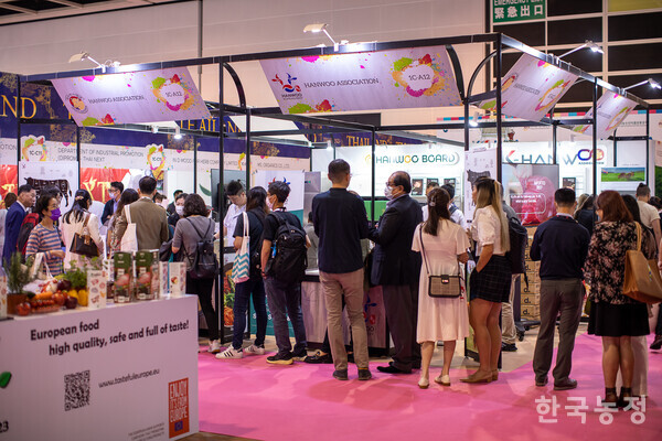 지난 5월 10일 열린 ‘2023 홍콩 국제식품박람회(HOFEX)’ 내 설치된 한우 홍보 부스에 방문한 관람객들. 전국한우협회 제공