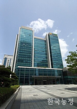 서울 중구에 위치한 농협중앙회 본관 건물.