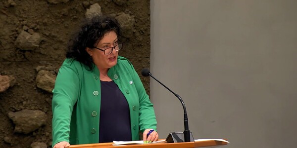 네덜란드의 신생정당 농민-시민운동(BBB)의 당수이자 하원의원인 캐롤라인 판 더 플라스가 지난 4월 지방선거 승리 직후 하원에서 연설하고 있다. BBB 제공