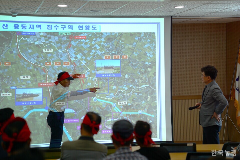 김종원 용동면주민자치위원장(왼쪽)이 지난 13일 열린 한국농어촌공사 전북지역본부의 현장조사 결과에 항의하고 있다.