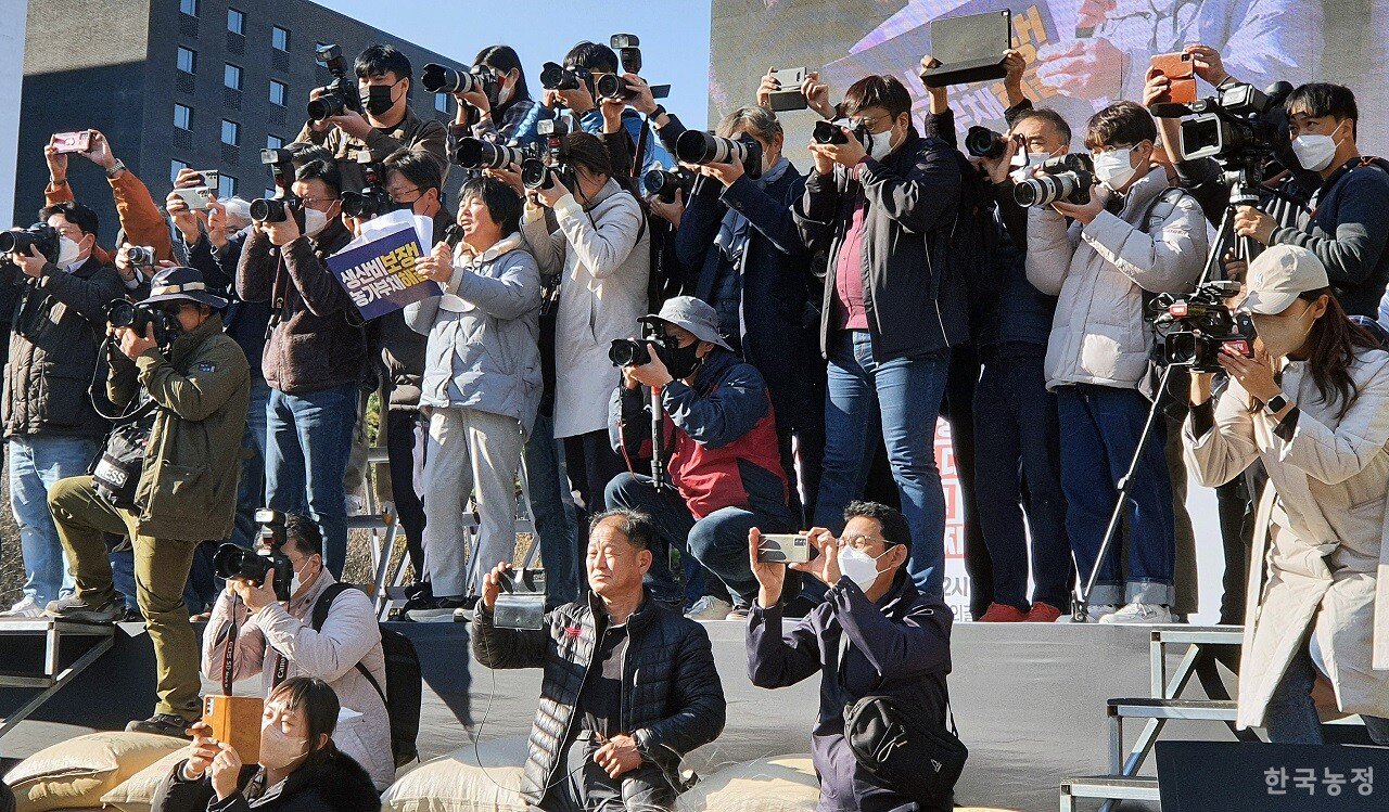 지난해 11월 16일 서울 여의도 국회 앞에서 열린 `윤석열정부 농정 규탄 전국농민대회'에서 취재진이 일제히 무대에 올라 참가자들의 모습을 촬영하고 있다. 김수나 기자