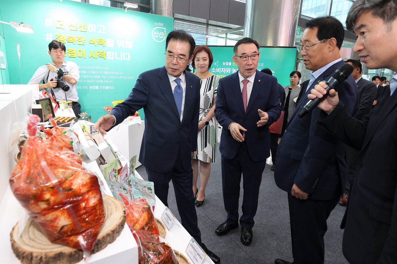 이성희 농협중앙회장이 ‘농협몰 신선플러스’ 오픈 행사에 진열된 한국농협김치 상품을 살펴보고 있다. 농협중앙회 제공