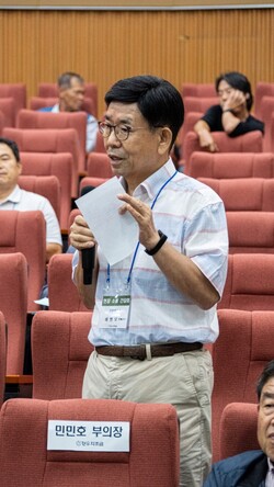 이병오 강원대학교 명예교수가 발언하고 있다.