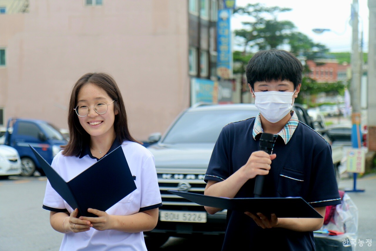 영암여고 김초린 학생(왼쪽)과 낭주고 박한결 학생이 기자회견문을 낭독하고 있다.
