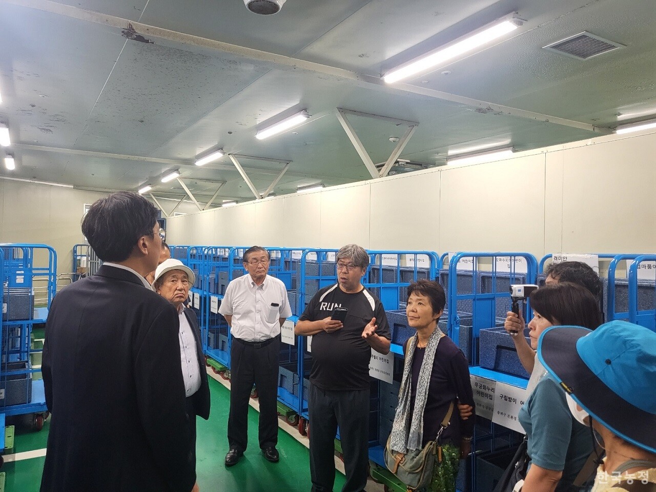 지난 24일 서울 송파구 공공급식센터를 방문한 일본 사절단이 센터 내 작업장에서 농산물 유통과정에 대한 설명을 듣고 있다. 송파구 공공급식센터 제공