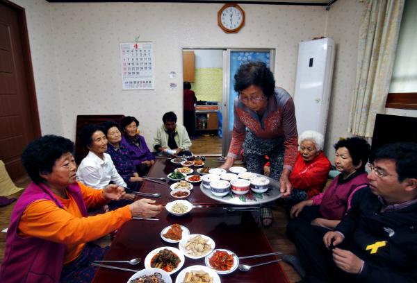 전남 나주시 노안면 반송마을 주민들이 마을회관에 모여 함께 식사를 하고 있다. 한승호 기자