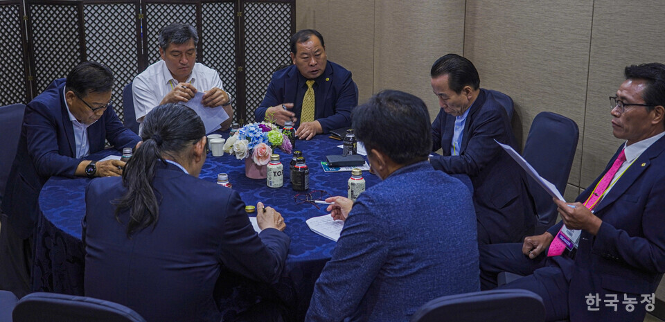 축산관련단체협의회가 지난 6일 생산자단체 대표자회의를 열고 정부의 축산자조금 법인화 추진에 관한 대응을 논의했다.