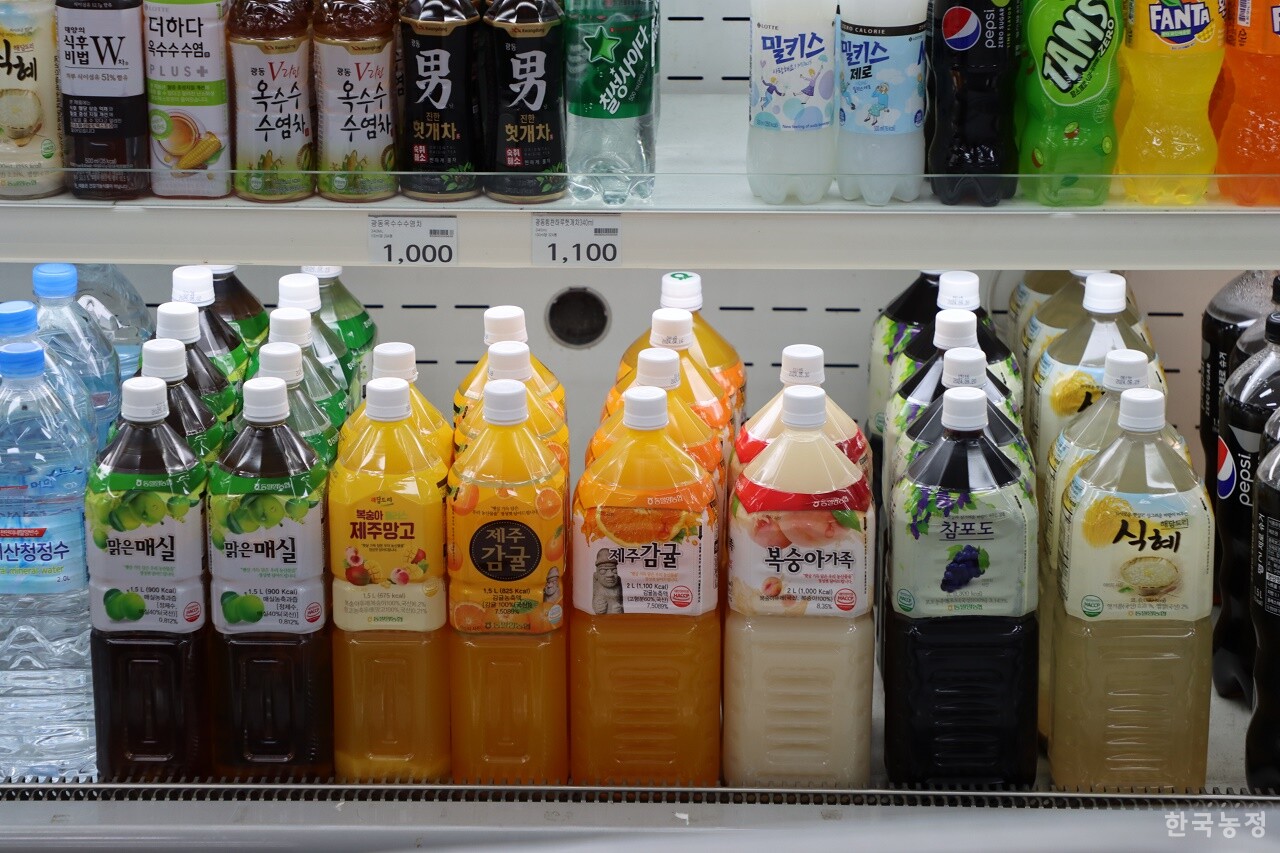 동밀양농협 가공공장에서 자체 생산한 국산농산물 음료 제품들이 동밀양농협 하나로마트에 진열돼 있다.