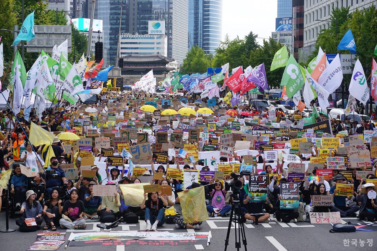 지난 23일 서울 세종대로에서 열린 9.23 기후정의행진에 참가한 3만여명의 시민들이 기후정의 실현을 촉구하며 일제히 구호를 외치고 있다.