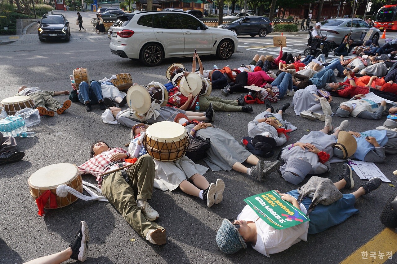 지난 23일 9.23 기후정의행진 참가자들이 서울 광화문 방면으로 행진하던 중 도로에 누워 기후재난으로 죽어가는 사람들을 형상화한 '다이-인(die-in)' 상징의식을 펼치고 있다.