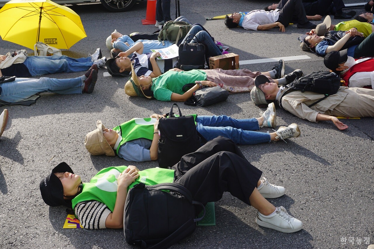 9.23 기후정의행진 참가자들이 지난 23일 서울 광화문 방면으로 행진하던 중 도로에 누워 기후재난으로 죽어가는 사람들을 형상화한 '다이-인(die-in)' 상징의식을 펼치고 있다.