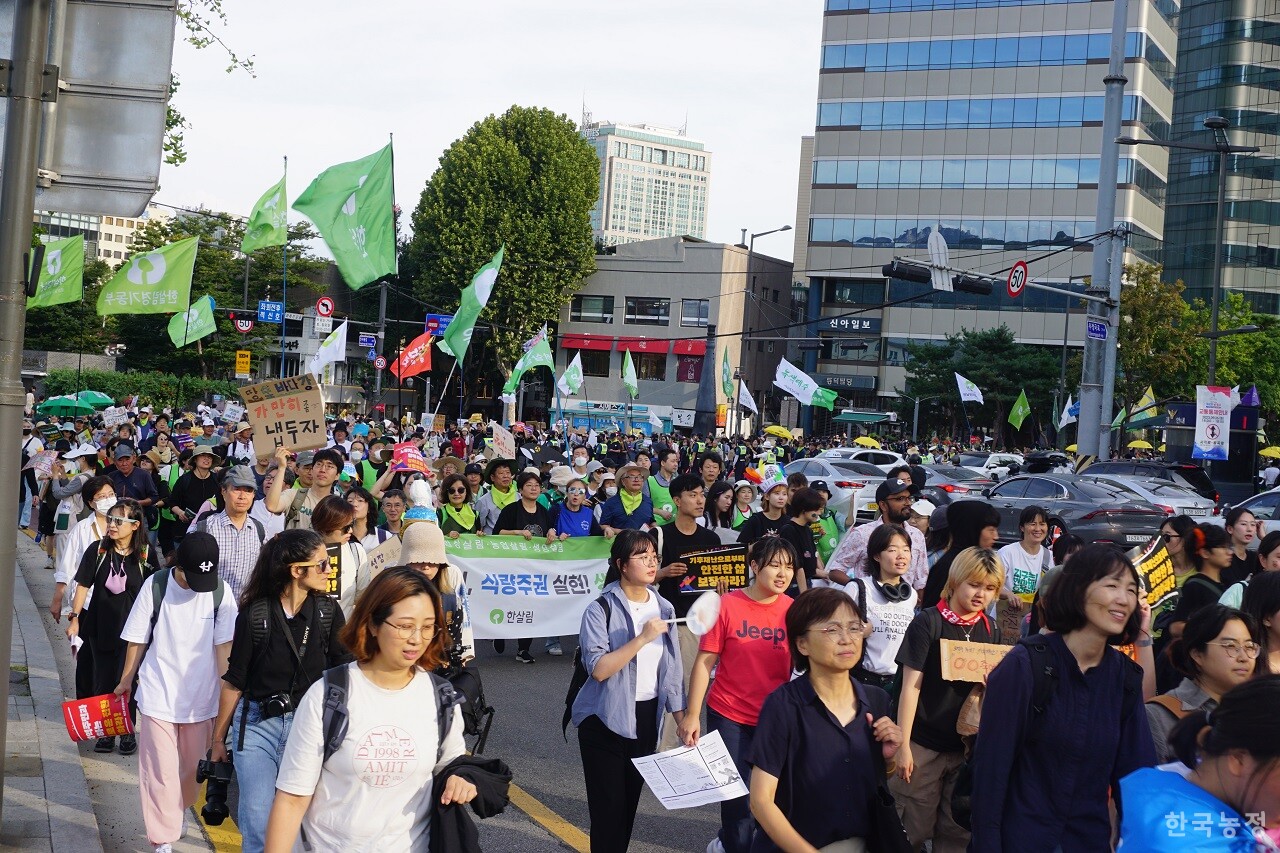 9.23 기후정의행진 참가자들이 지난 23일 서울 광화문 방면으로 행진하고 있다.