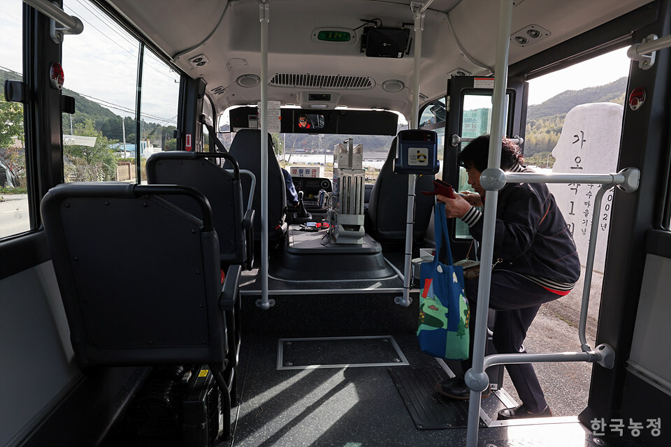 한 승객이 버스에 승차하는 가운데 김걸 현대운수지회장이 이 모습을 바라보고 있다.