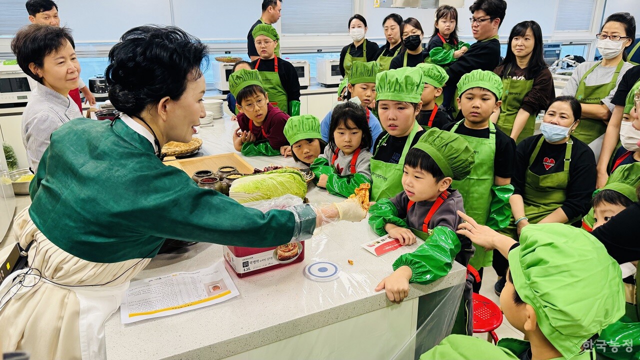 대아청과(주)가 지난 14일 어린이 김치 교육 프로그램인  ‘2023년 어린이 김치교실’을 개최했다. 대아청과(주) 제공