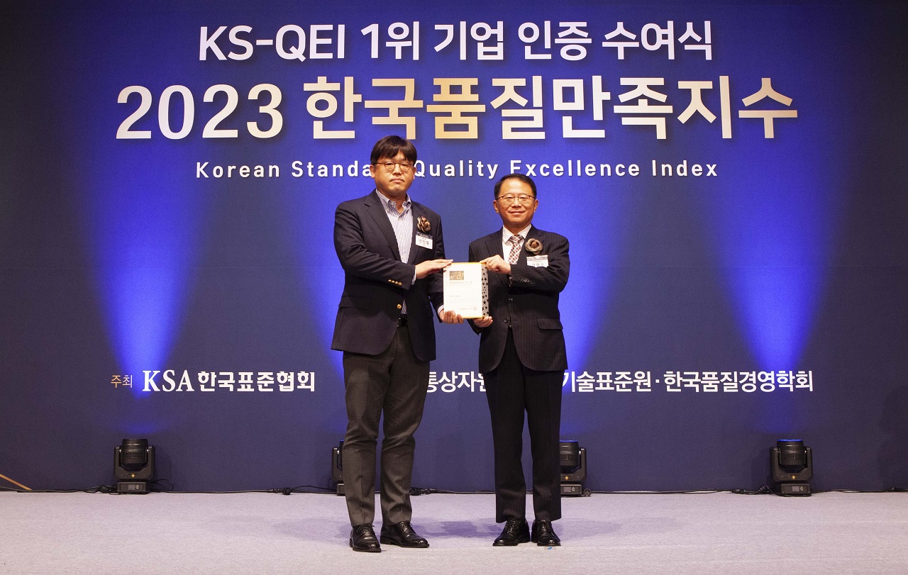 신인철 팜한농 CHO(사진 왼쪽)와 강명수 한국표준협회장이 ‘2023 한국품질만족지수 인증 수여식’에서 기념촬영을 하고 있다. 팜한농 제공