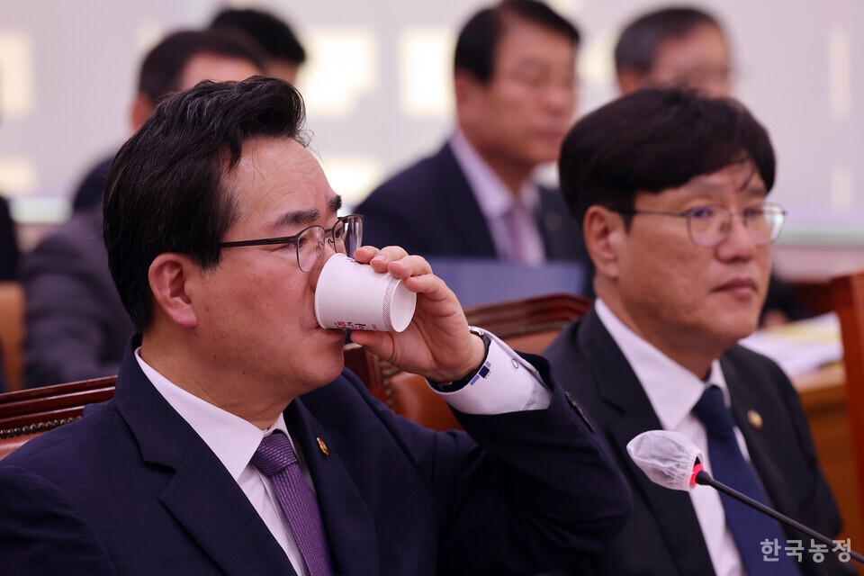 정황근 농림축산식품부 장관이 의원 질의에 답변을 마친 후 물을 마시고 있다. 한승호 기자