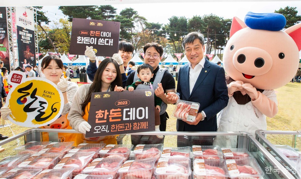 손세희 한돈자조금관리위원장(오른쪽)이 '2023 글로벌 바비큐 페스티벌'을 방문해 돼지고기를 구매한 소비자와 기념사진을 찍고 있다. 한돈자조금관리위원회 제공