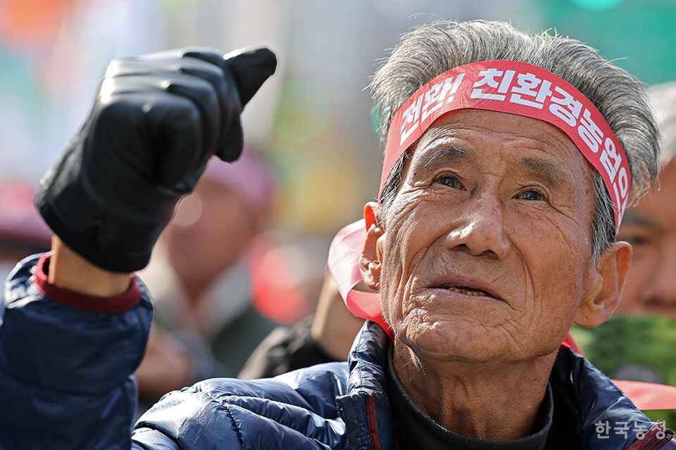 지난 12일 서울역사박물관 앞에서 열린 ‘미래세대 친환경먹거리 예산 복원을 위한 생산자-소비자 결의대회’에서 한 농민이 '친환경 직불 확대'를 정부에 촉구하고 있다. 한승호 기자